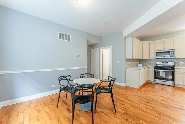 $1,800 | 163 North Lockwood Avenue, Unit 2, Chicago, IL 60644