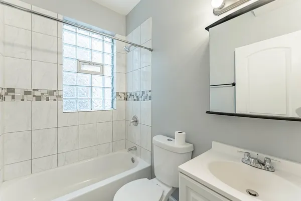 $1,800 | 163 North Lockwood Avenue, Unit 2, Chicago, IL 60644