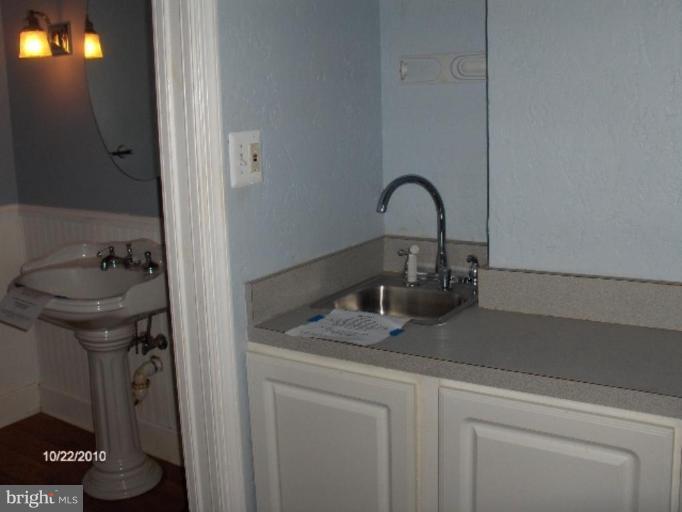 910 Walnut Street Frederick, MD 21703 - Photo 3 of 15 Bath #1