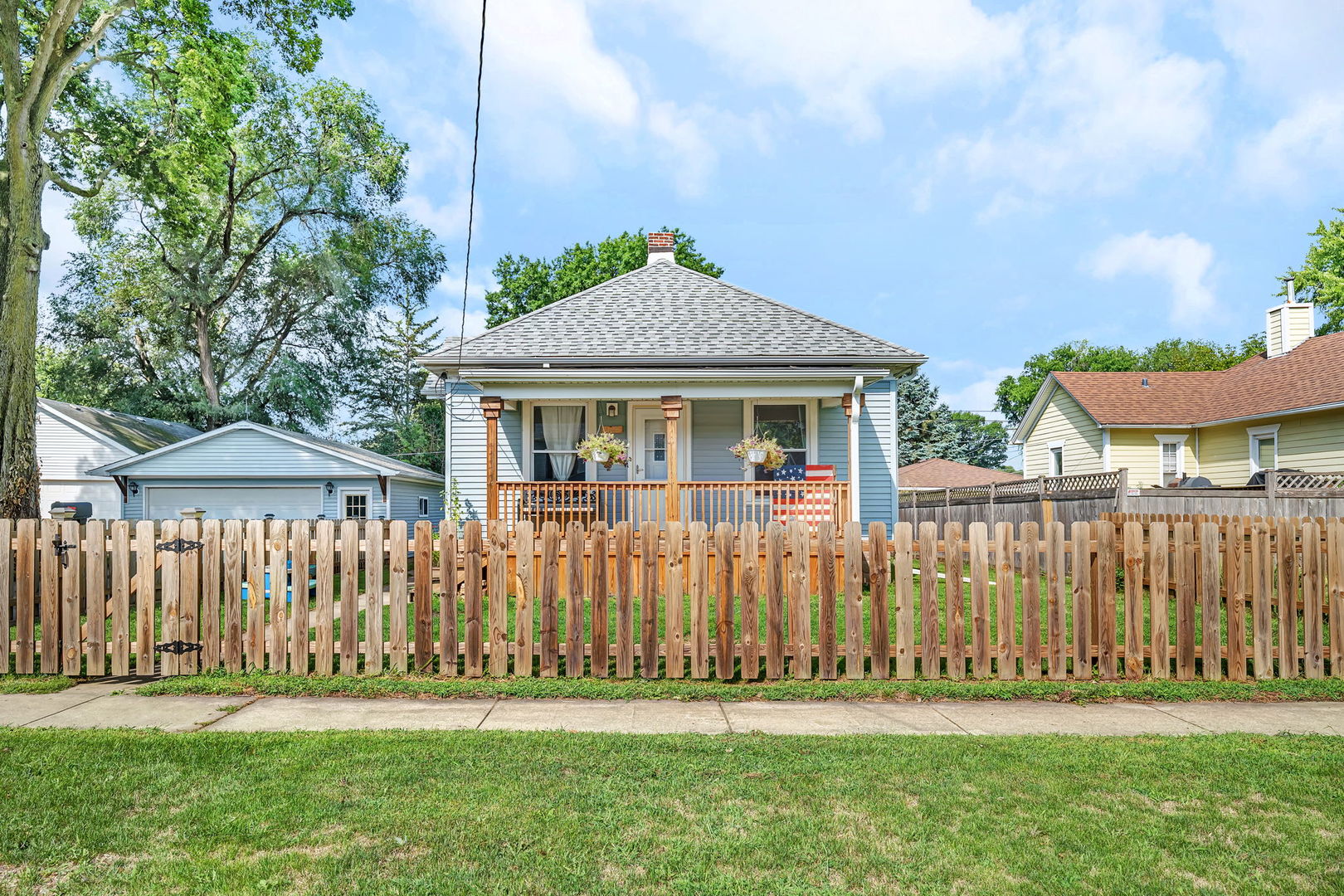 1122 Grant Street Morris, IL 60450 - Photo 2 of 25 a front view of a house with a garden