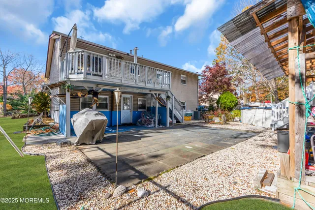 a view of a house with backyard