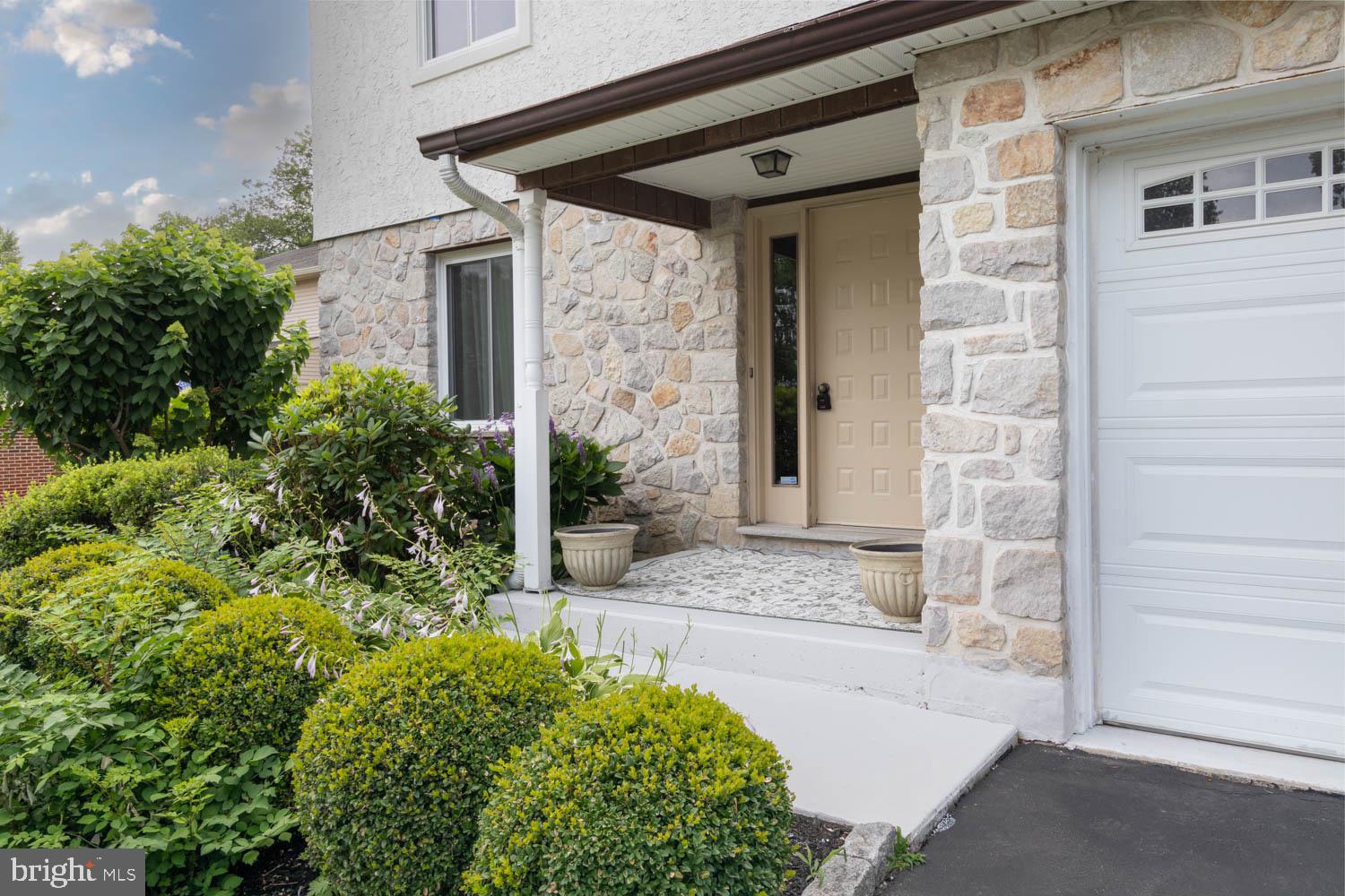 937 Caledonia Street Philadelphia, PA 19128 - Photo 5 of 35 Covered front entrance