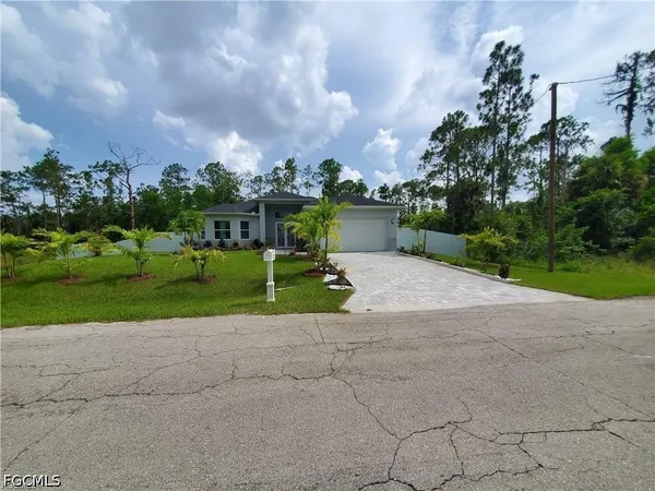 $2,300 | 603 West 9th Street, Lehigh Acres, FL 33972