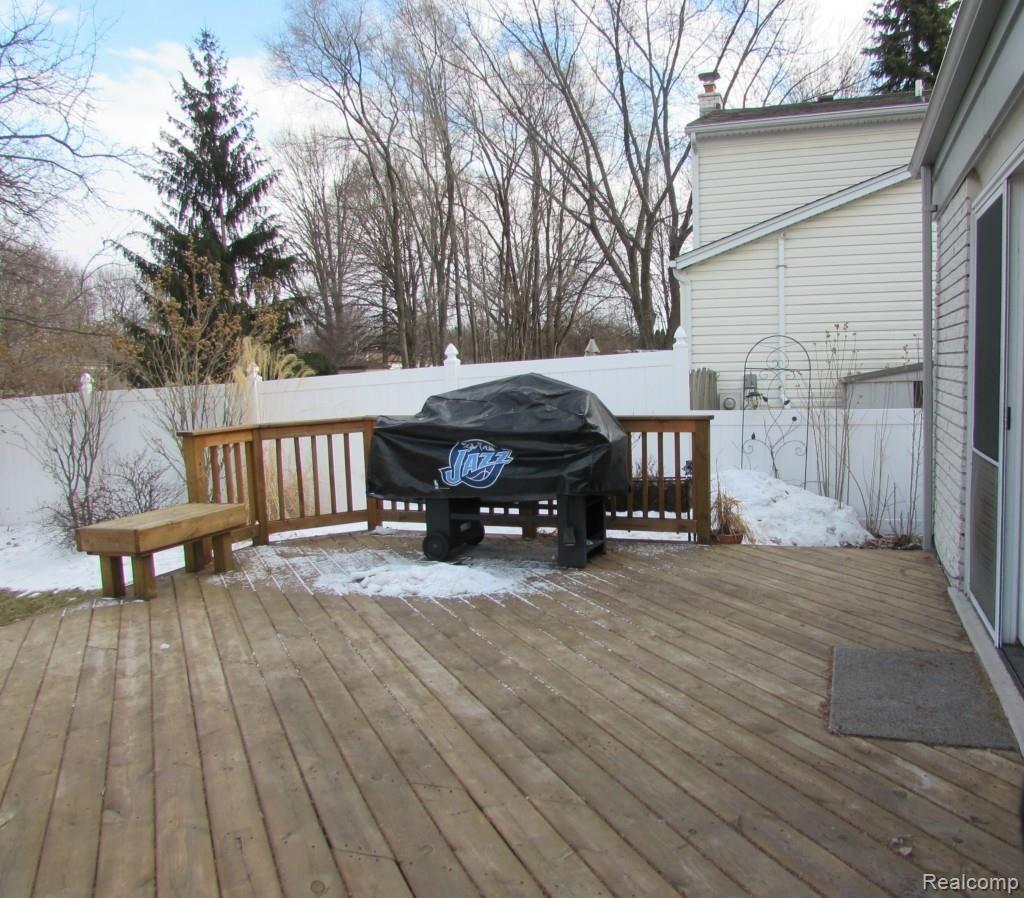 883 Meadowlake Road Canton, MI 48188 - Photo 31 of 34 Deck4.jpg
