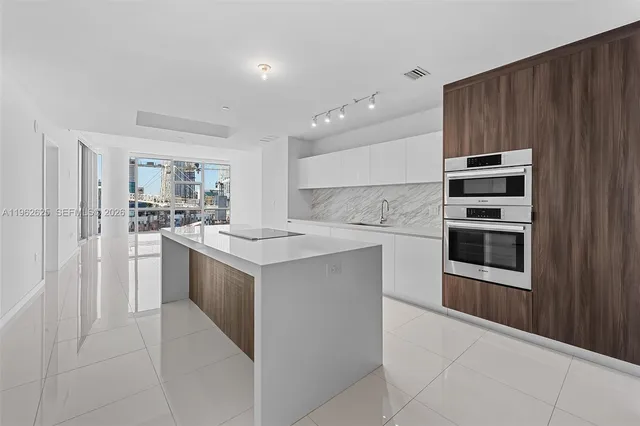 $9,500 | 851 Northeast 1st Avenue, Unit 1012, Miami, FL 33132