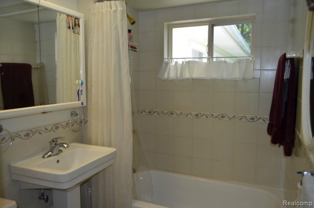 7034 Ridgewood Road Clarkston, MI 48346 - Photo 26 of 50 Shower.jpg