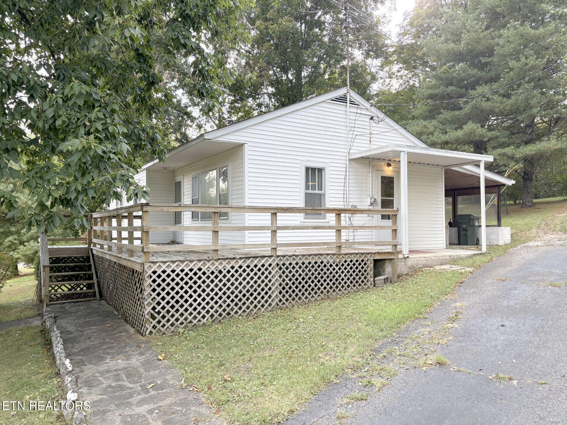 1910 Lantana Road Crossville, TN 38572 - Photo 2 of 12 House