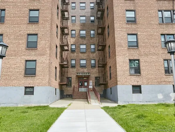 $418,000 | 144-80 Sanford Avenue, Unit 6F | Flushing