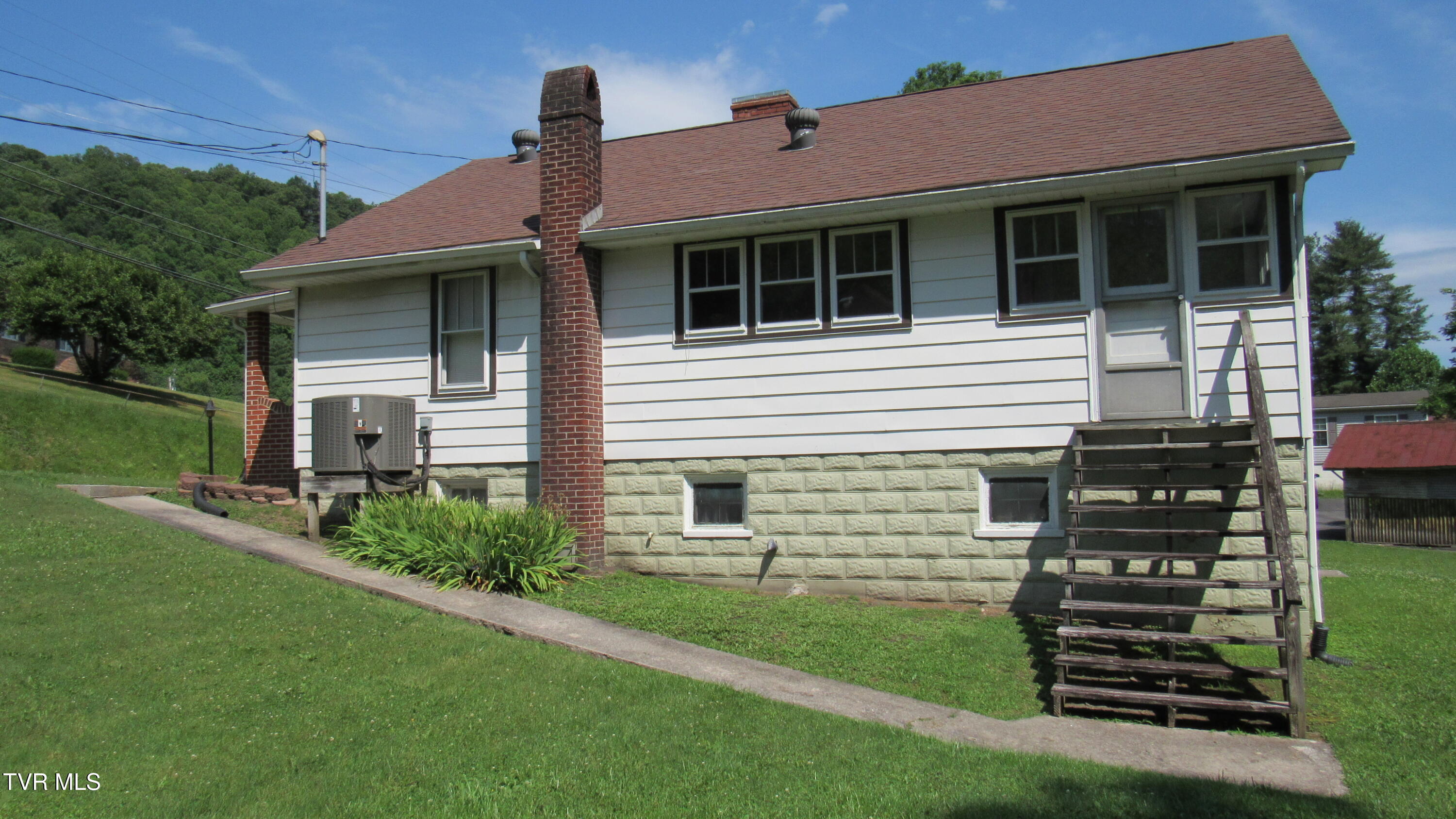 5428 Guest River Road Norton, VA 24273 - Photo 2 of 26 Right side