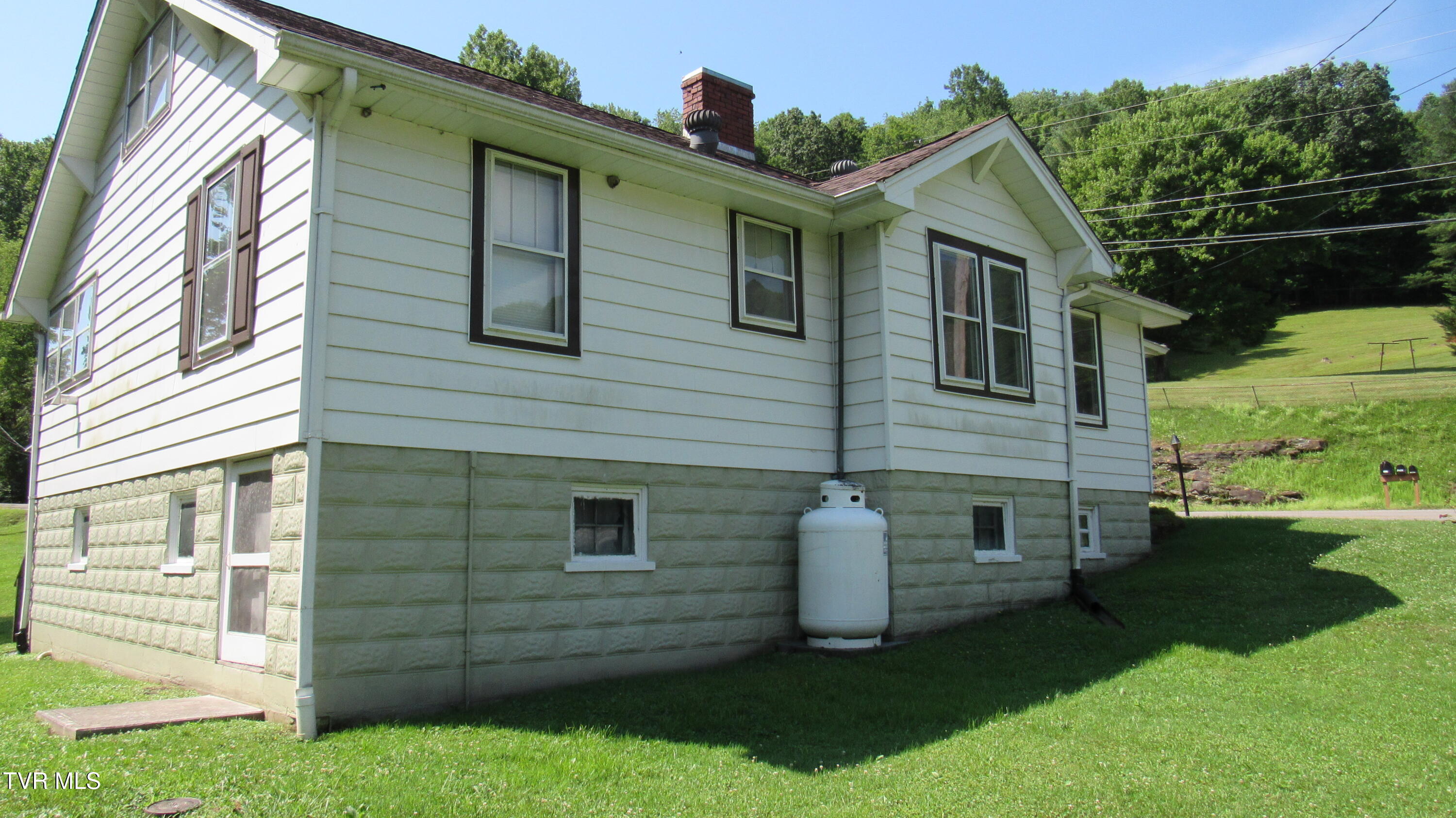 5428 Guest River Road Norton, VA 24273 - Photo 4 of 26 Left Side