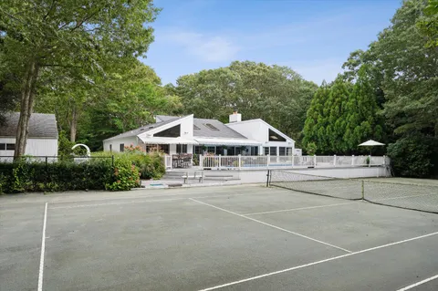 25 Midhampton Avenue, Quogue, NY 11959