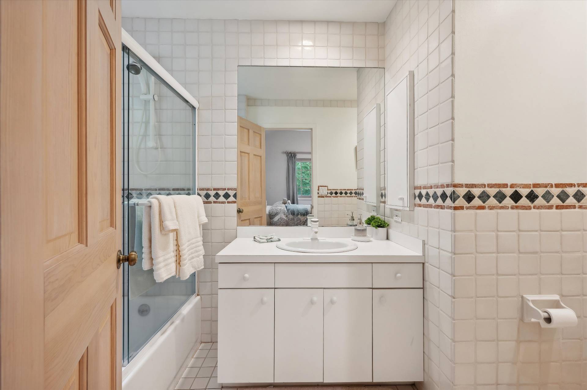 25 Midhampton Avenue Quogue, NY 11959 - Photo 27 of 32 a bathroom with a sink and a mirror