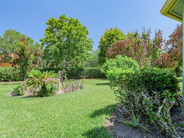 $2,900 | 5561 57th Way, Vero Beach, FL 32967