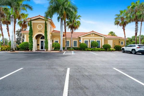 $2,900 | 5561 57th Way, Vero Beach, FL 32967