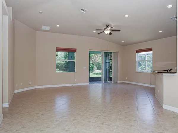 $2,900 | 5561 57th Way, Vero Beach, FL 32967