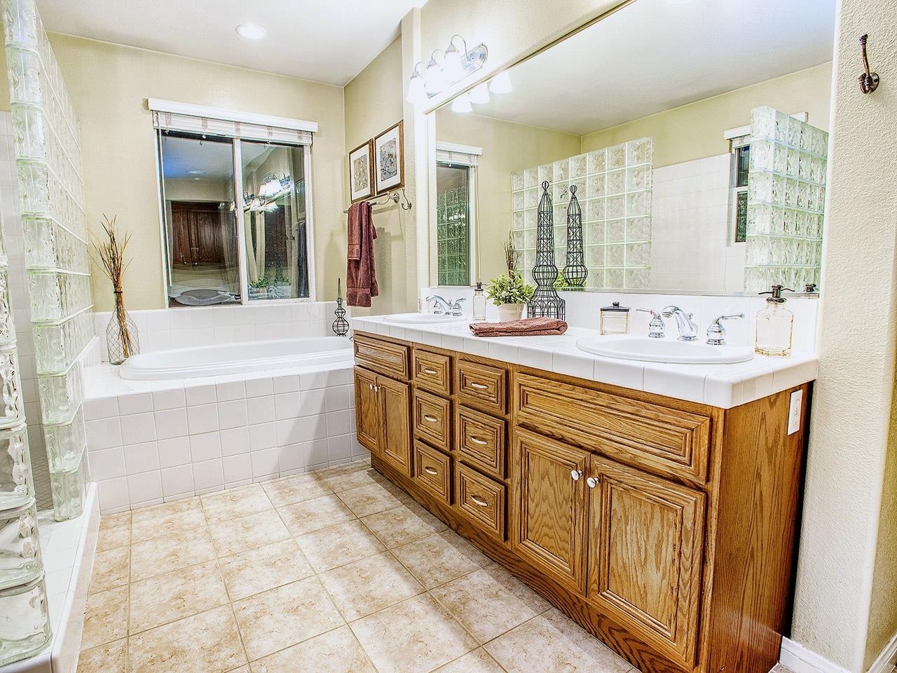 1178 Mariposa Road Carlsbad, CA 92011 - Photo 18 of 25 His/Hers Sinks, Soaking Tub and Shower