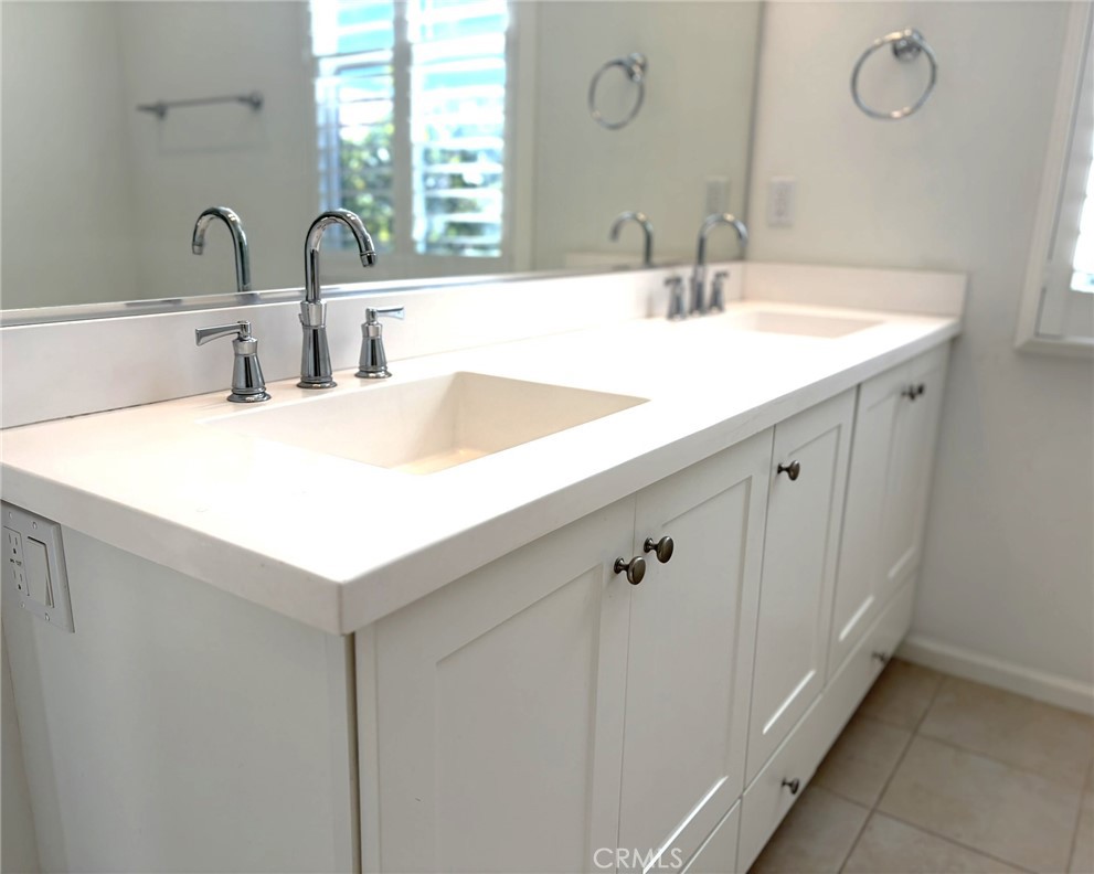 178 Working Ranch Irvine, CA 92602 - Photo 17 of 42 a bathroom with a sink and a mirror