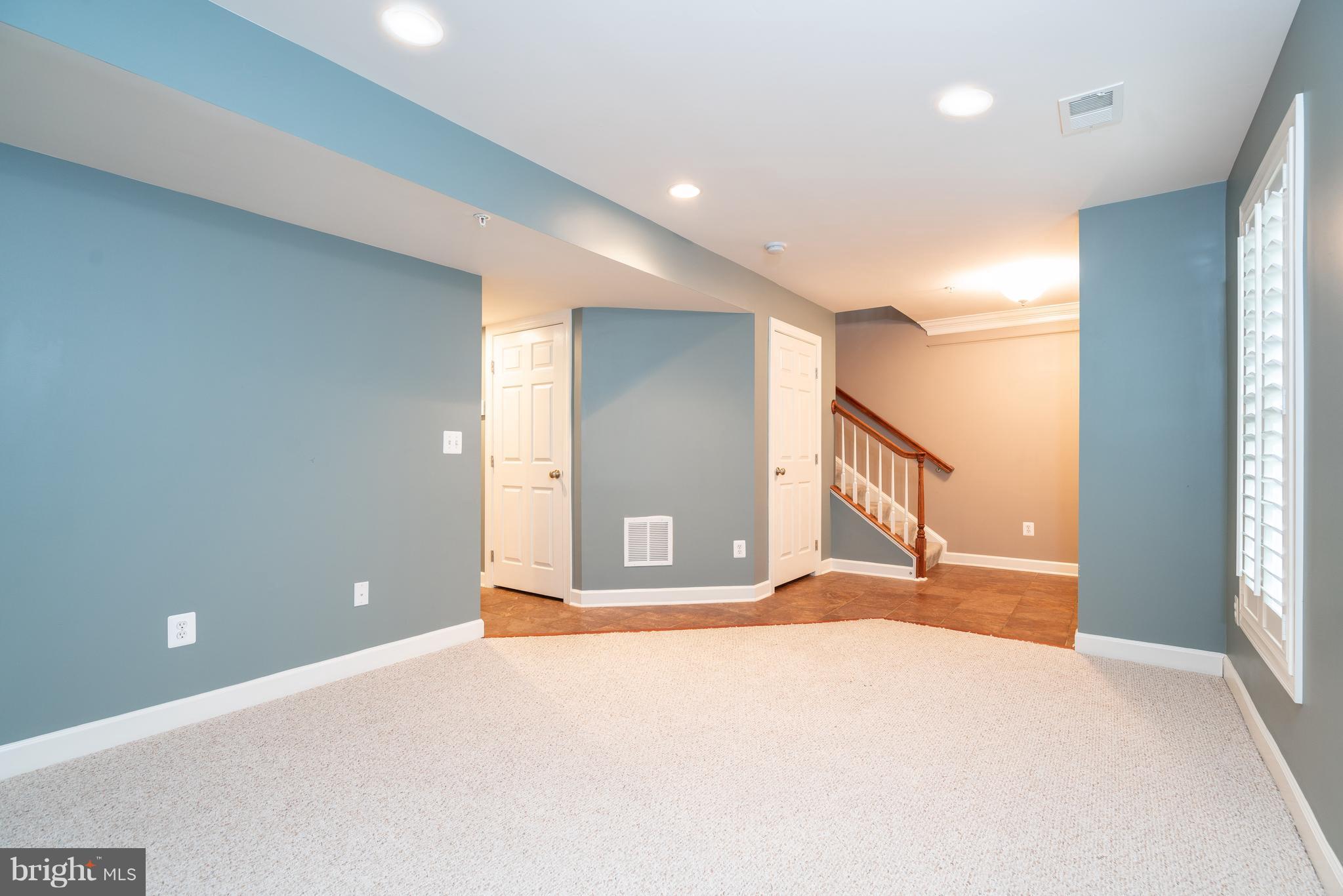 900 West Glebe Road Alexandria, VA 22305 - Photo 17 of 25 Family Room Off Garage & Front Entrance