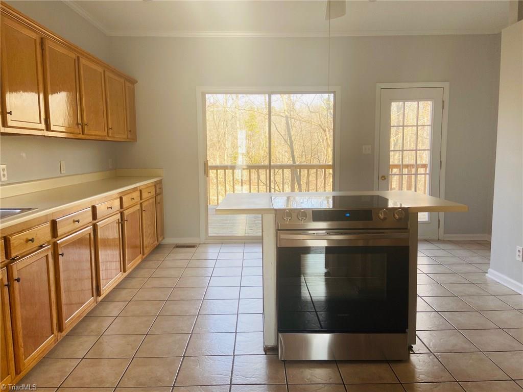 313 Ridgeland Drive High Point, NC 27262 - Photo 8 of 15 Gallery Image 8