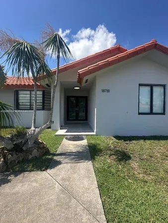 a view of a house with a yard