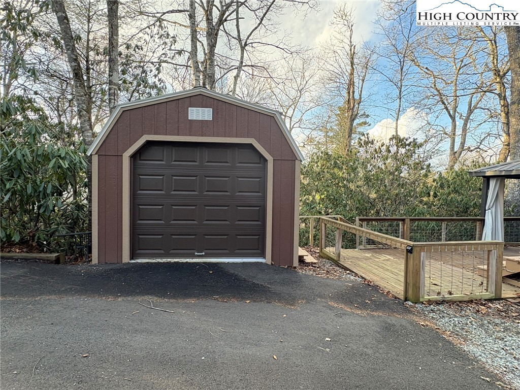 157 Hemlock Loop Newland, NC 28657 - Photo 14 of 24