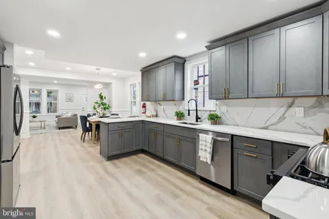 a bed room with a bed and a closet