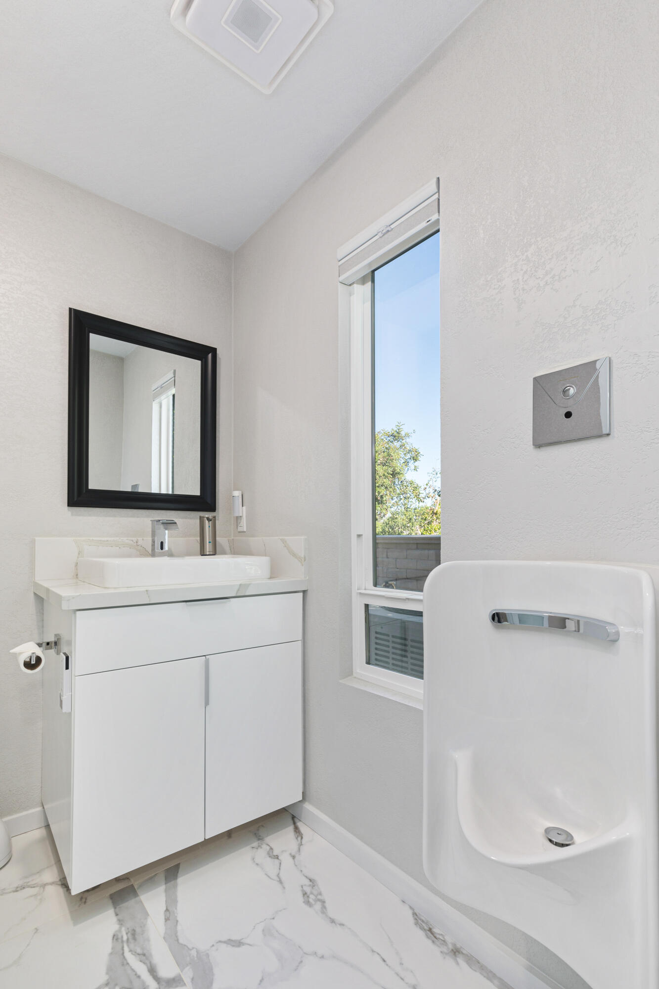 74155 Mockingbird Trail Indian Wells, CA 92210 - Photo 23 of 55 a bathroom with a sink a mirror and a toilet