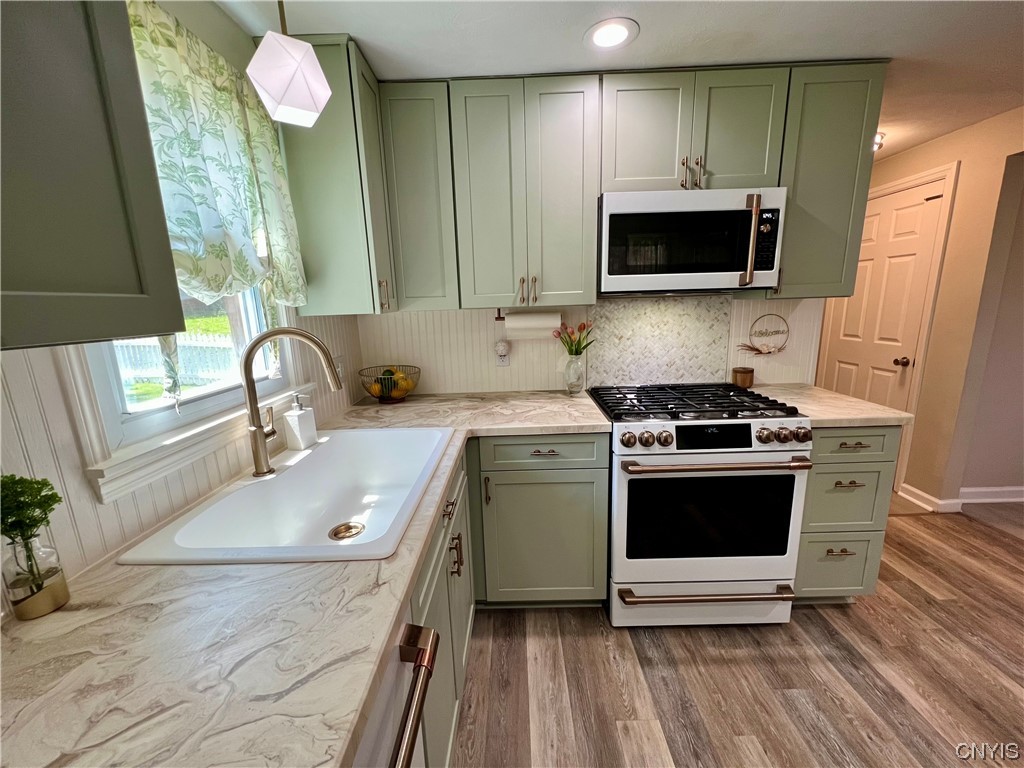 920 Beverly Drive Camillus, NY 13219 - Photo 13 of 39