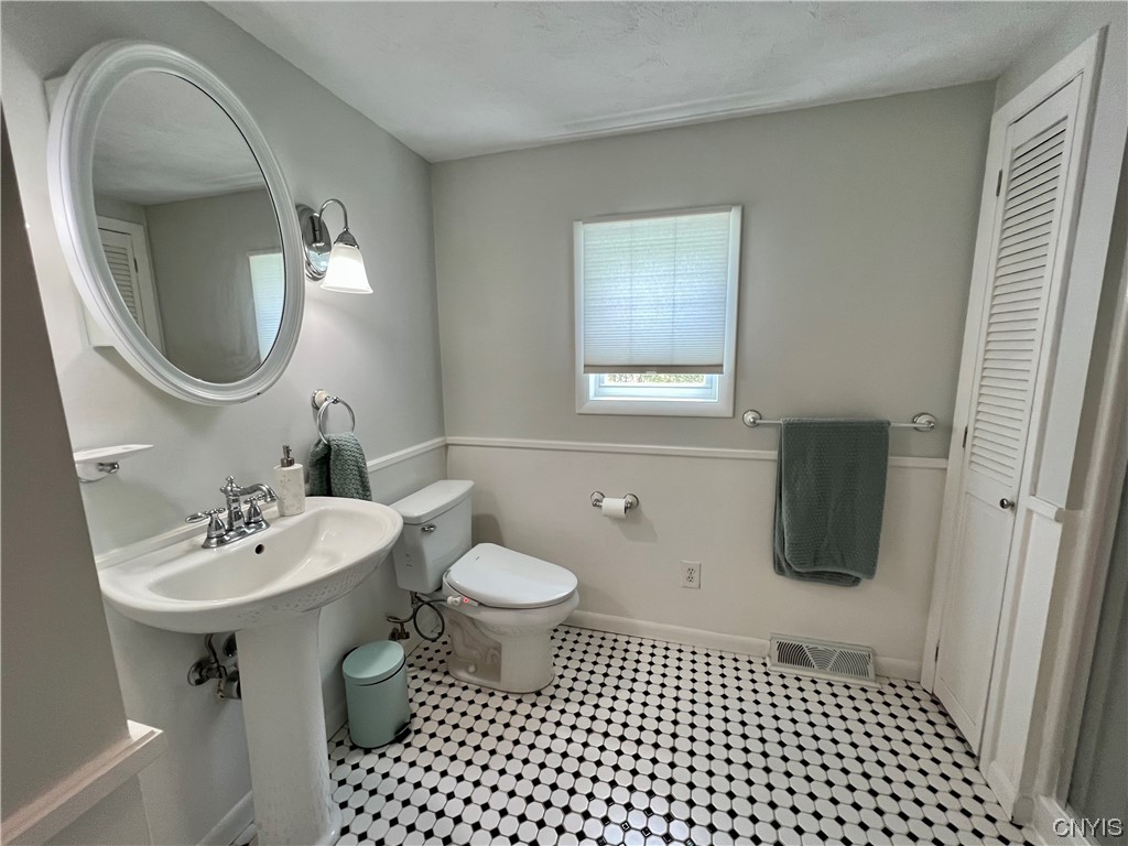 920 Beverly Drive Camillus, NY 13219 - Photo 23 of 39