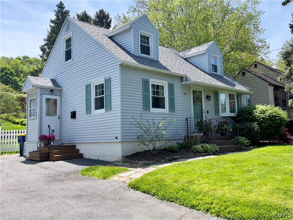 920 Beverly Drive Camillus, NY 13219 - Photo 3 of 39