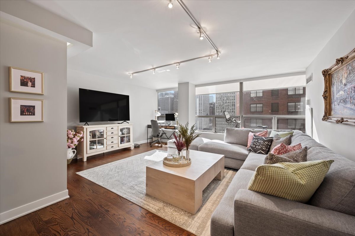 110 East Delaware Place, Unit 1803 Chicago, IL 60611 - Photo 11 of 26