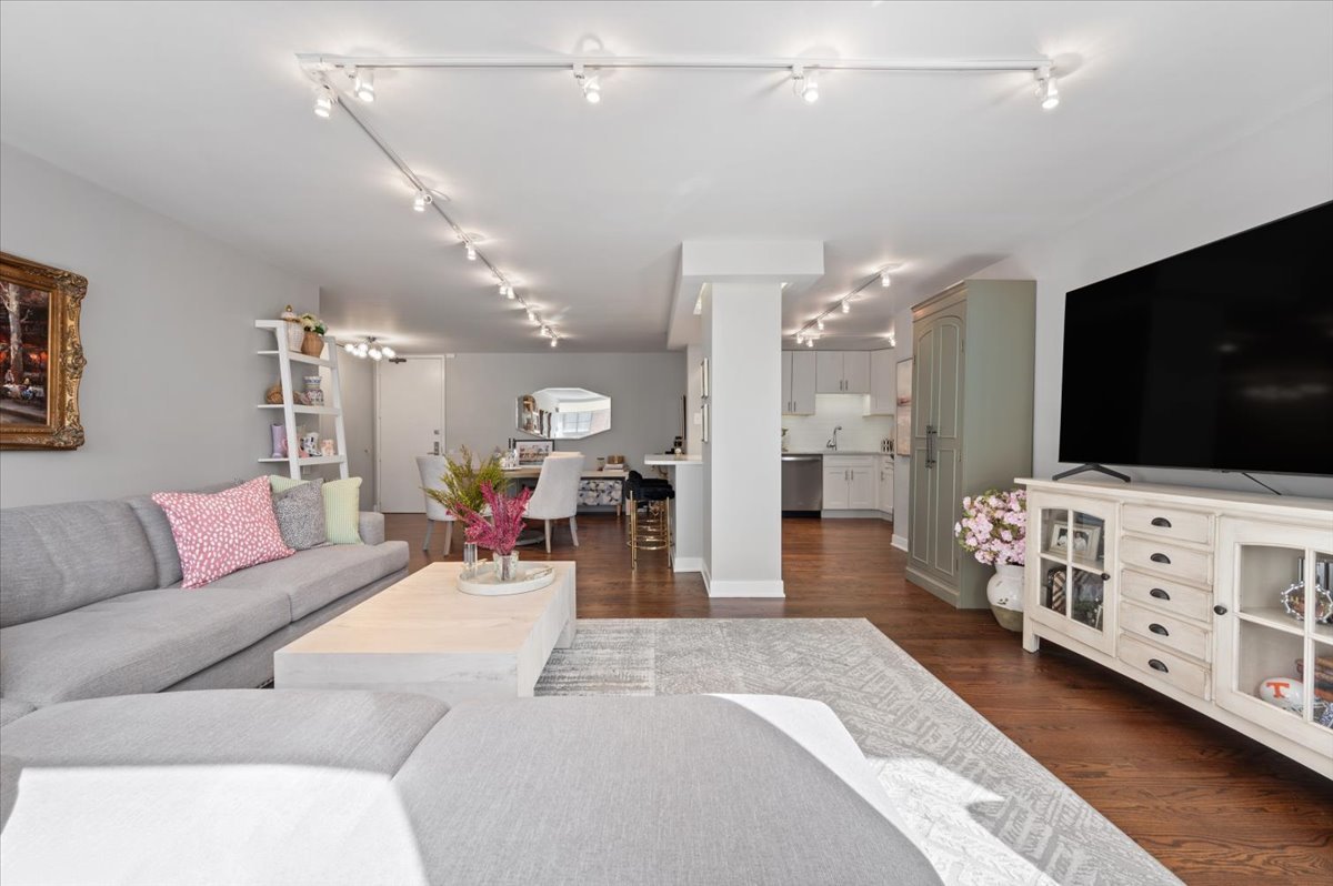 110 East Delaware Place, Unit 1803 Chicago, IL 60611 - Photo 14 of 26