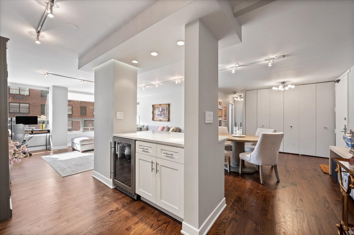 110 East Delaware Place, Unit 1803 Chicago, IL 60611 - Photo 16 of 26