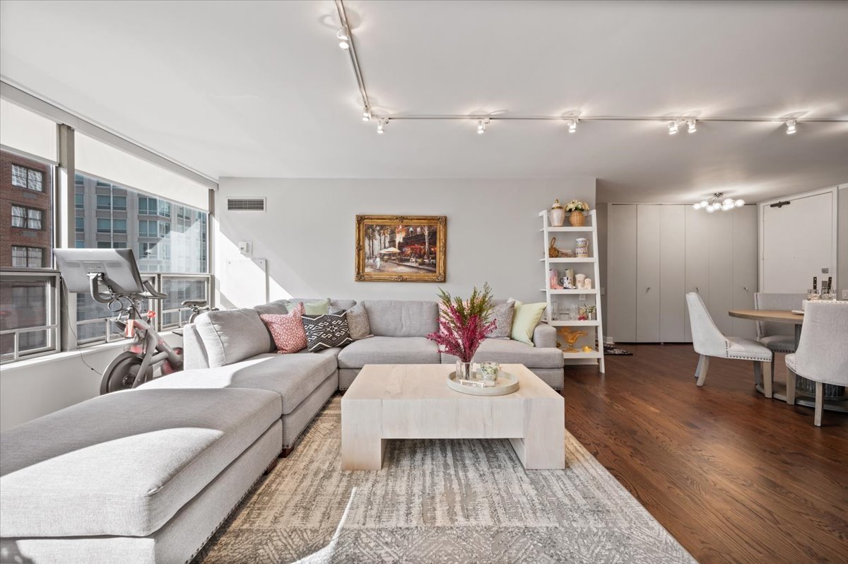 110 East Delaware Place, Unit 1803 Chicago, IL 60611 - Photo 18 of 26