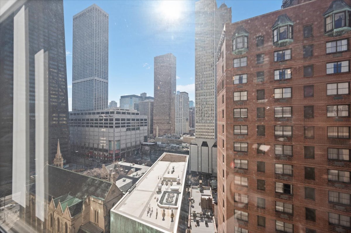 110 East Delaware Place, Unit 1803 Chicago, IL 60611 - Photo 24 of 26