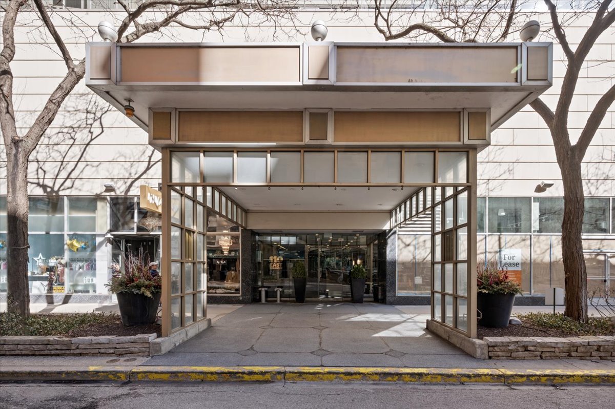 110 East Delaware Place, Unit 1803 Chicago, IL 60611 - Photo 26 of 26