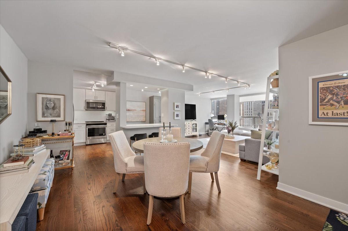 110 East Delaware Place, Unit 1803 Chicago, IL 60611 - Photo 5 of 26