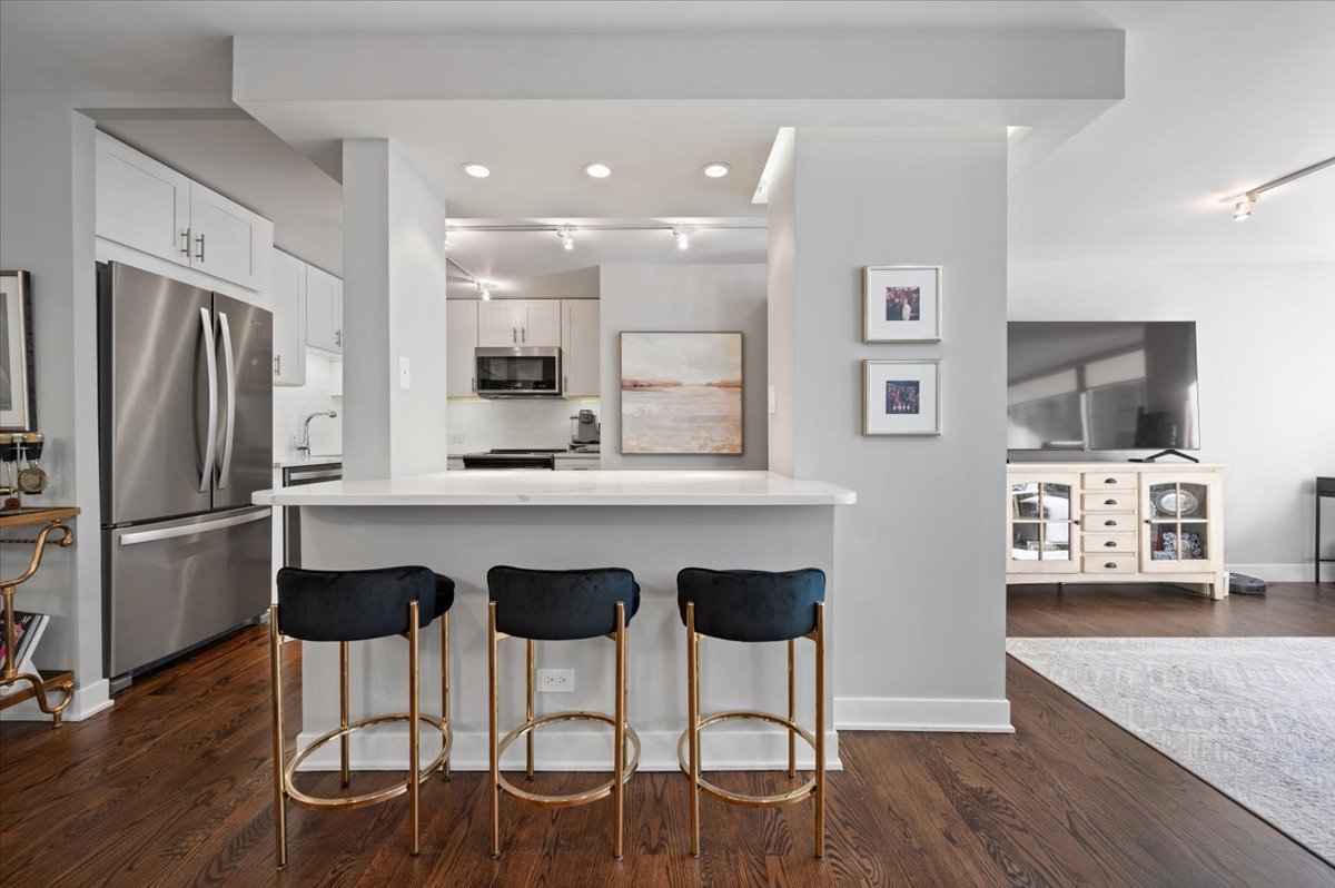 110 East Delaware Place, Unit 1803 Chicago, IL 60611 - Photo 6 of 26