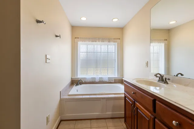 a view of entryway with livingroom