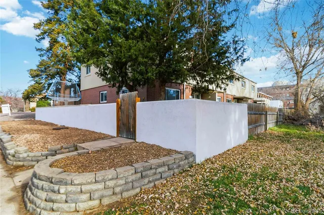 a view of a backyard