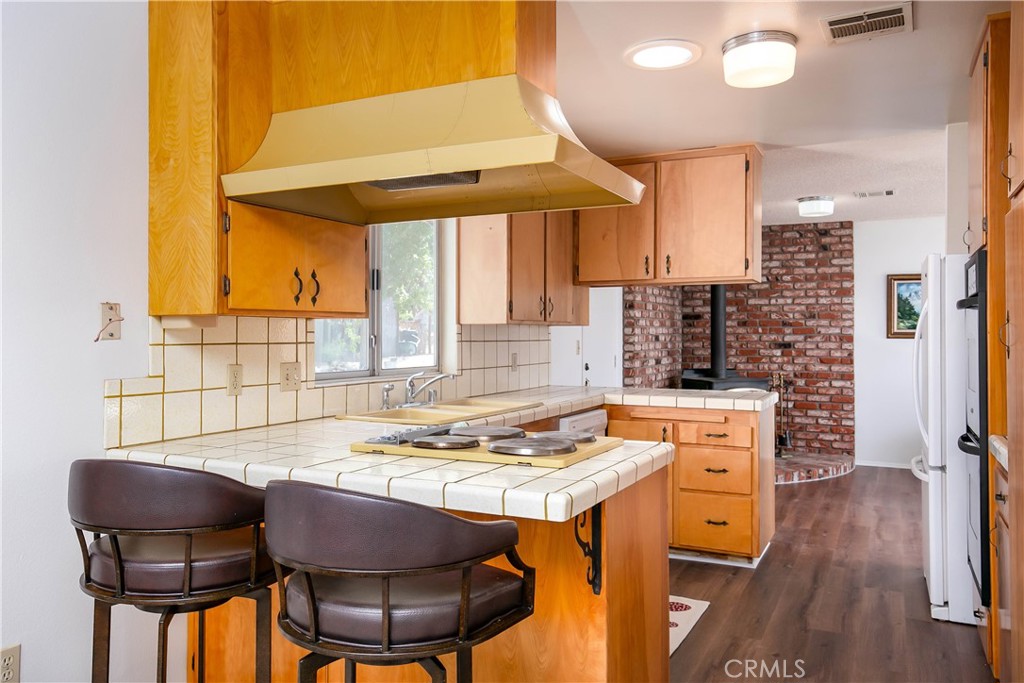 46404 Kings Canyon Road Lancaster, CA 93536 - Photo 11 of 41 a table and chairs in a room next to a window