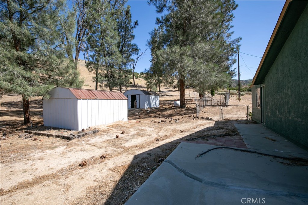 46404 Kings Canyon Road Lancaster, CA 93536 - Photo 33 of 41 a view of a backyard of the house