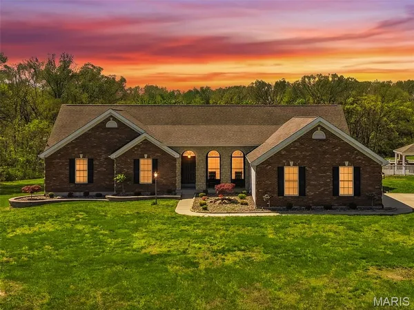 $669,900 | 216 Deer View Drive, Troy, MO 63379