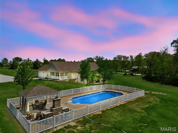 $669,900 | 216 Deer View Drive, Troy, MO 63379