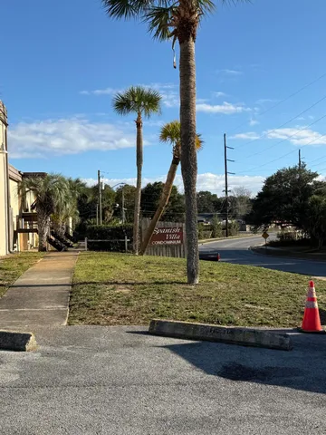 a view of entryway with a front door
