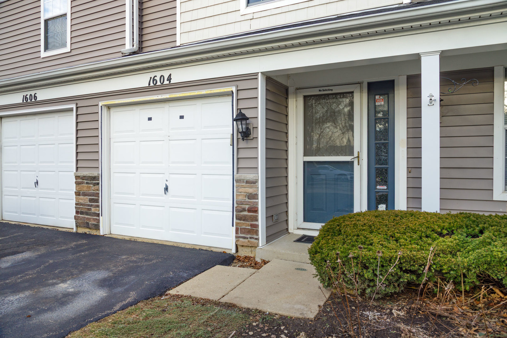 1604 Pebble Beach Circle Elgin, IL 60123 - Photo 2 of 37 a view of a backyard of house