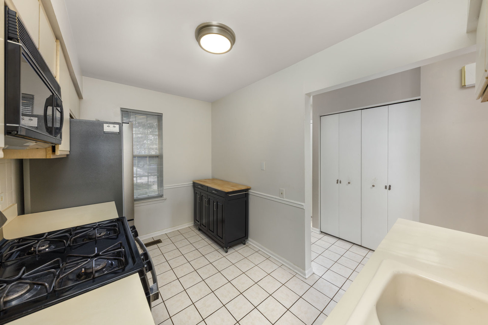 1604 Pebble Beach Circle Elgin, IL 60123 - Photo 6 of 37 a bedroom with a bed and a cabinets