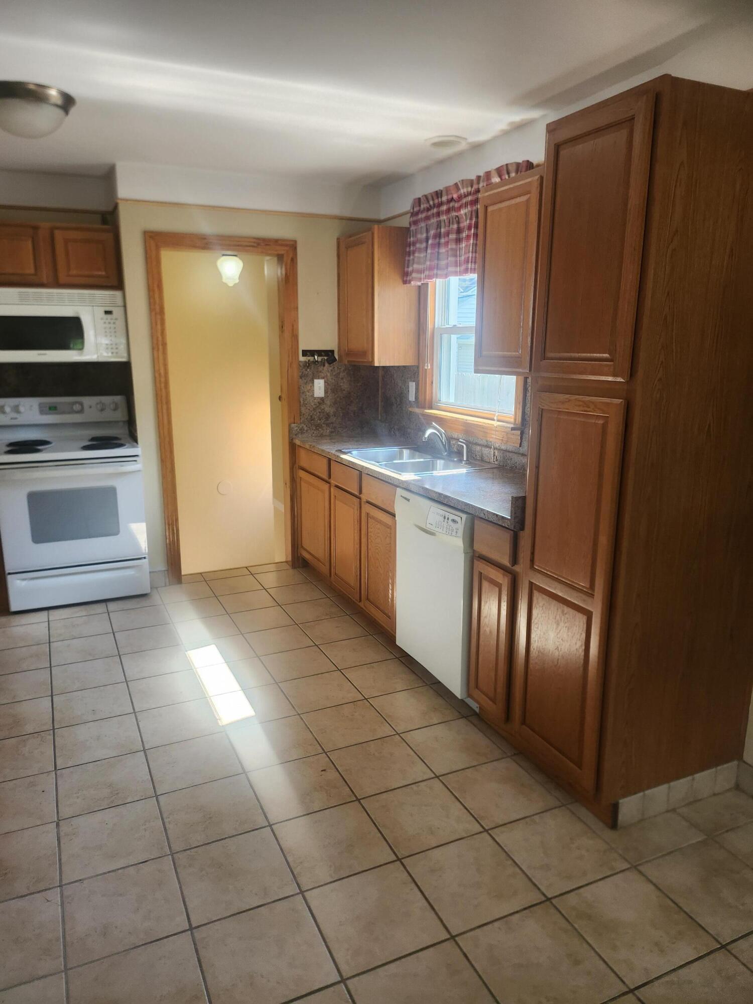 304 Roth Boulevard Clawson, MI 48017 - Photo 7 of 34 20240624_163041