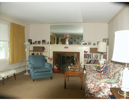 27 Croft Regis Road Westwood, MA 02090 - Photo 4 of 5 Gallery Image 4