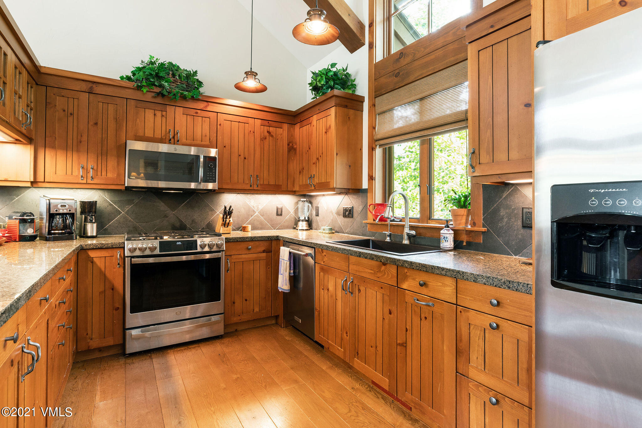 430_cresta_interior_kitchen